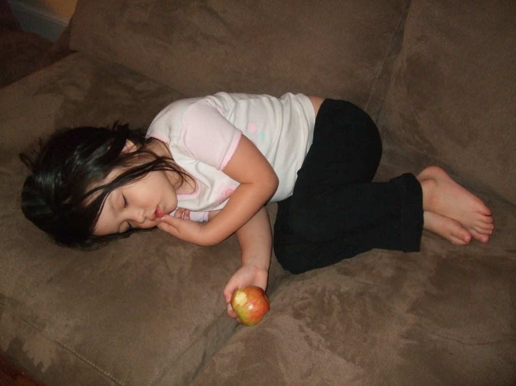 Is dit meisje in slaap gevallen door het eten van een appel? (foto door Sam Pullara)