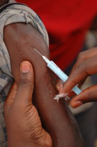 Een kind in Oeganda wordt ingeënt tegen mazelen.