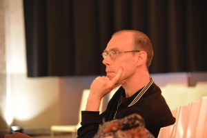 Stijn Bruers luistert naar de lezing van Johan Braeckman
