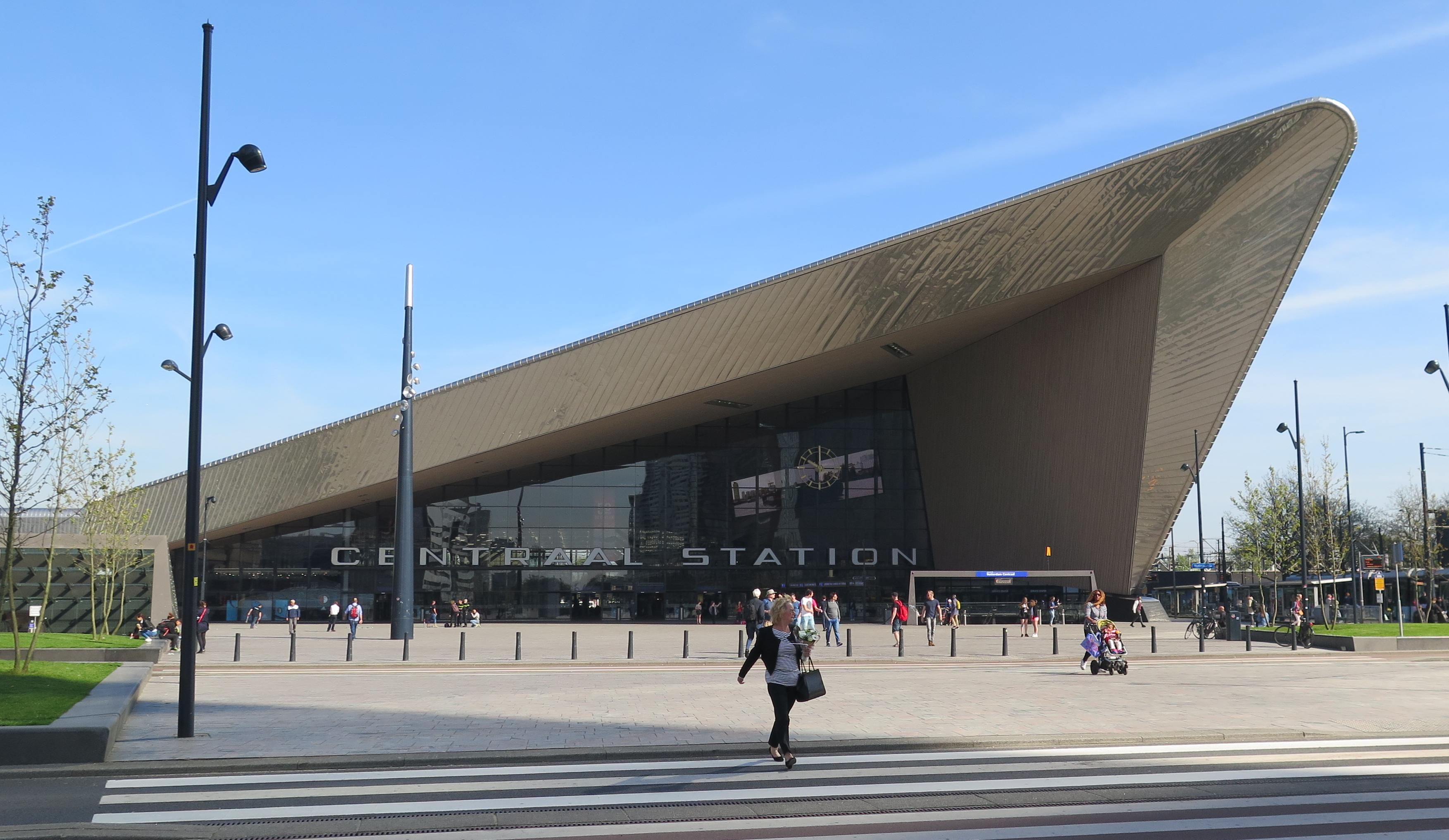 Het centraal station van Rotterdam, toonbeeldvan creativiteit (foto: Jozef Van Giel)