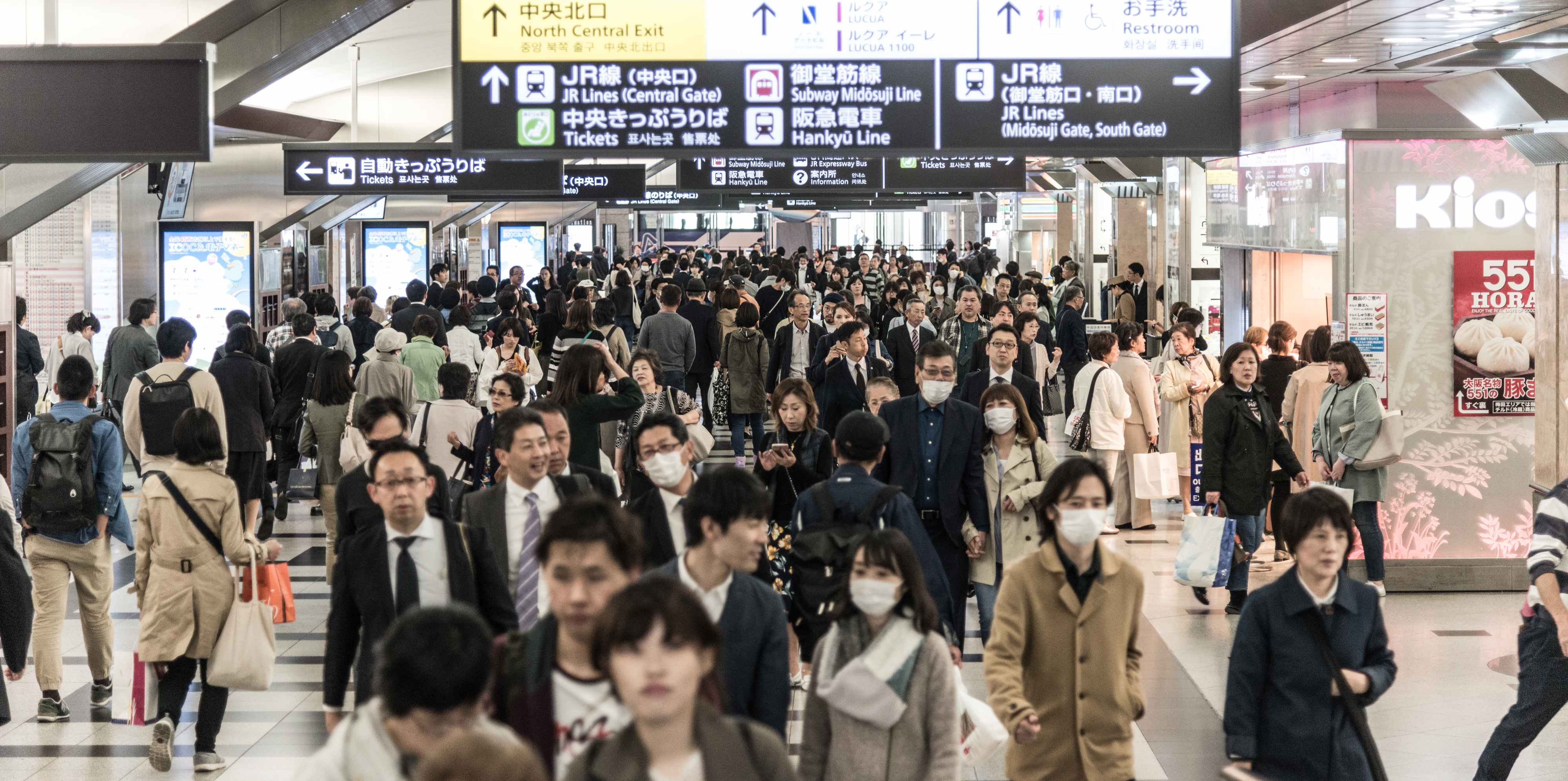 Mensen gaan 's avonds naar huis in het Metrostation van Osaka Japan. (Foto: Jozef Van Giel)