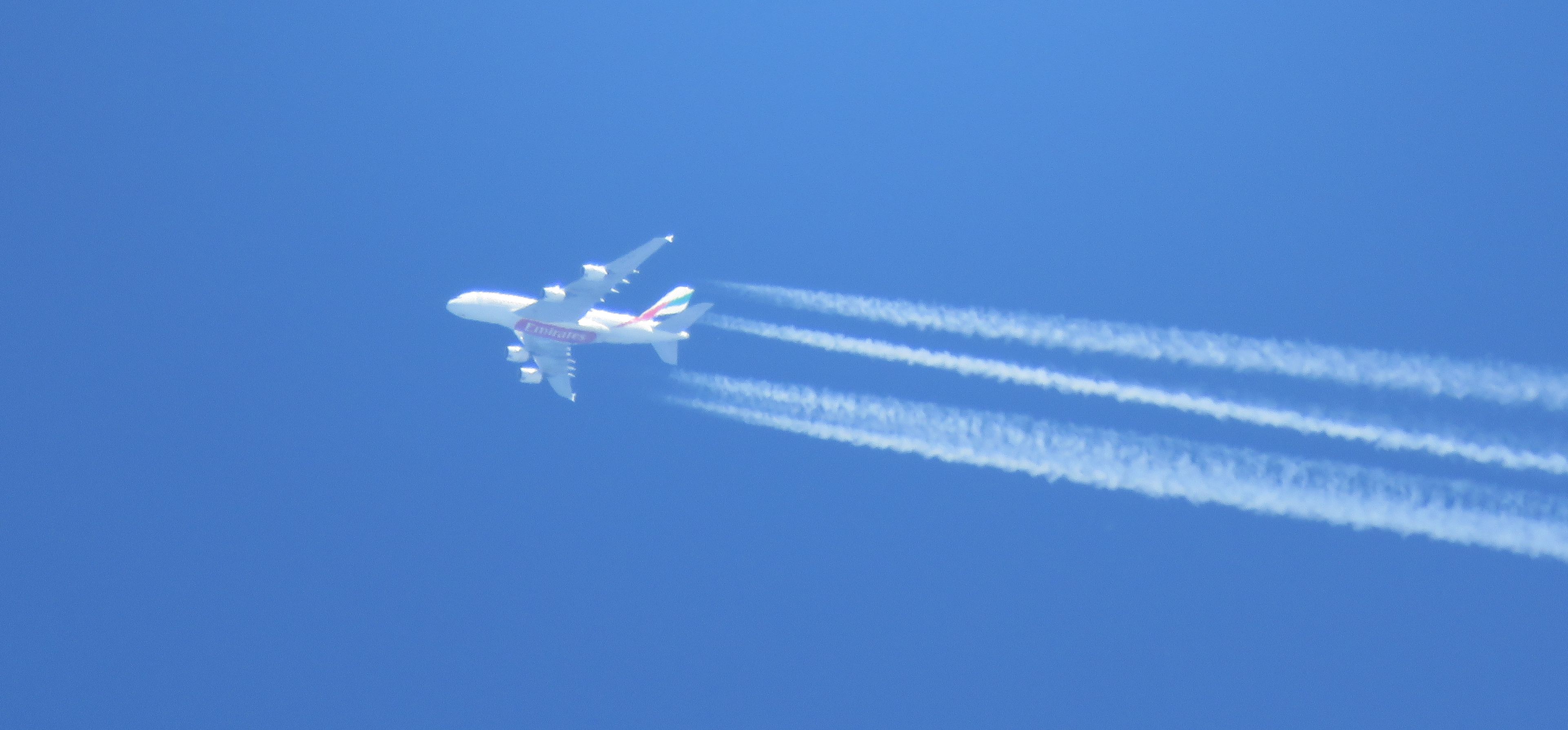 Vliegtuig van Emirates boven Belgie tFoto: Jozef Van Giel