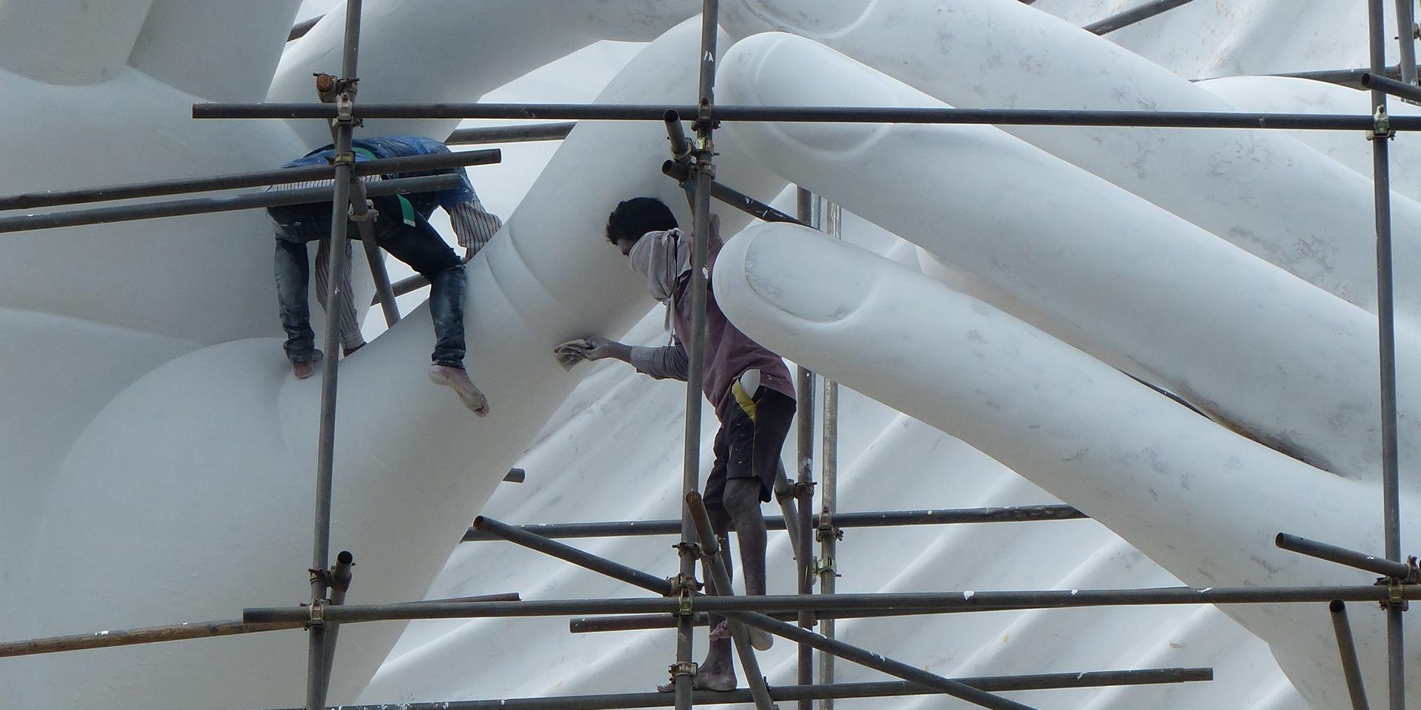 Arbeiders herstellen een Budhabeeld in Sri Lanka. Hoe gemotiveerd zijn ze om in die onveilige situatie te werken? (Foto: Jozef Van Giel)