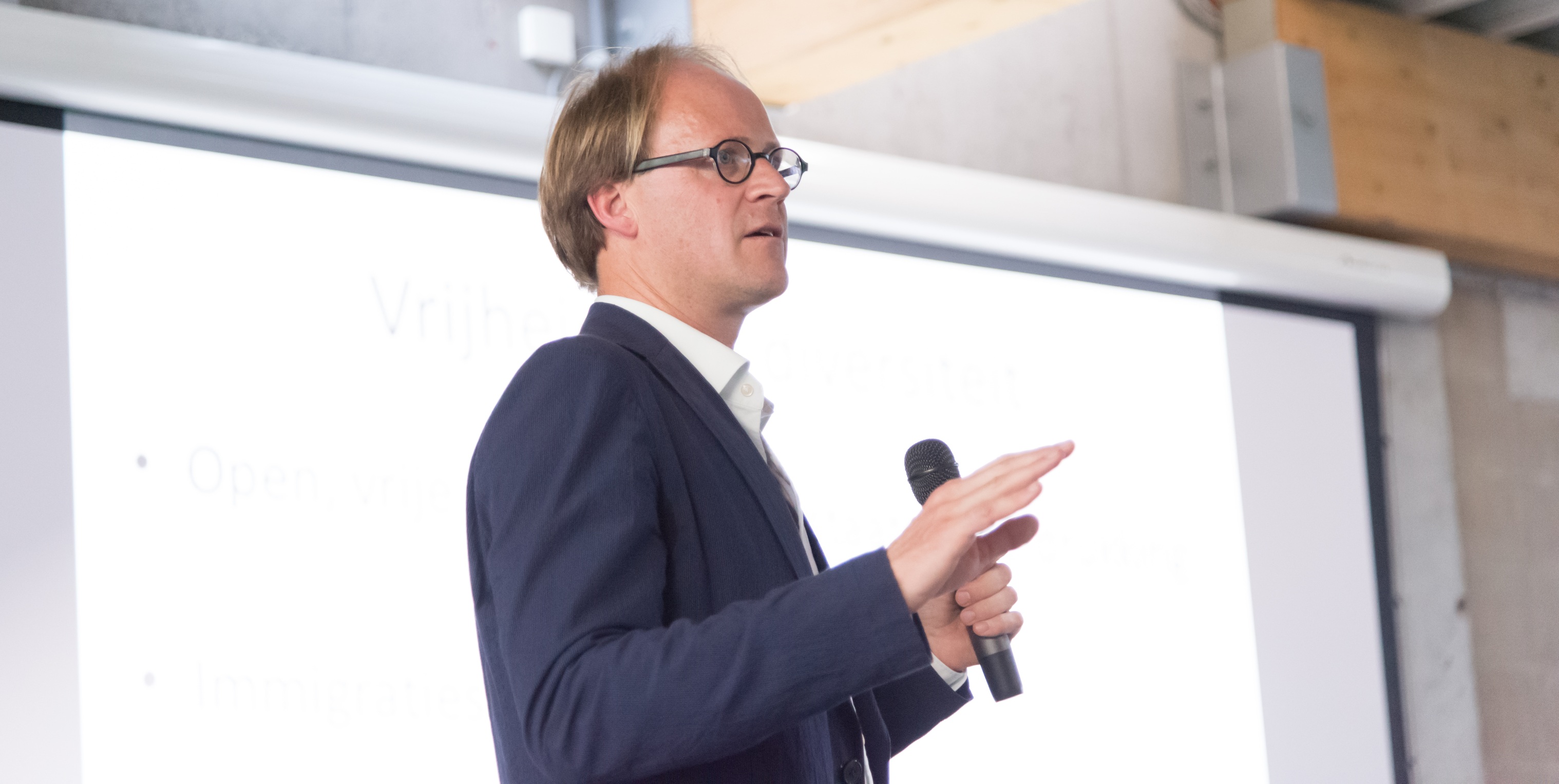 Patrick Loobuyck presenteert bij Liberales Gent zijn boek "Samenleven met gezond verstand" (Foto: Jozef Van Giel)