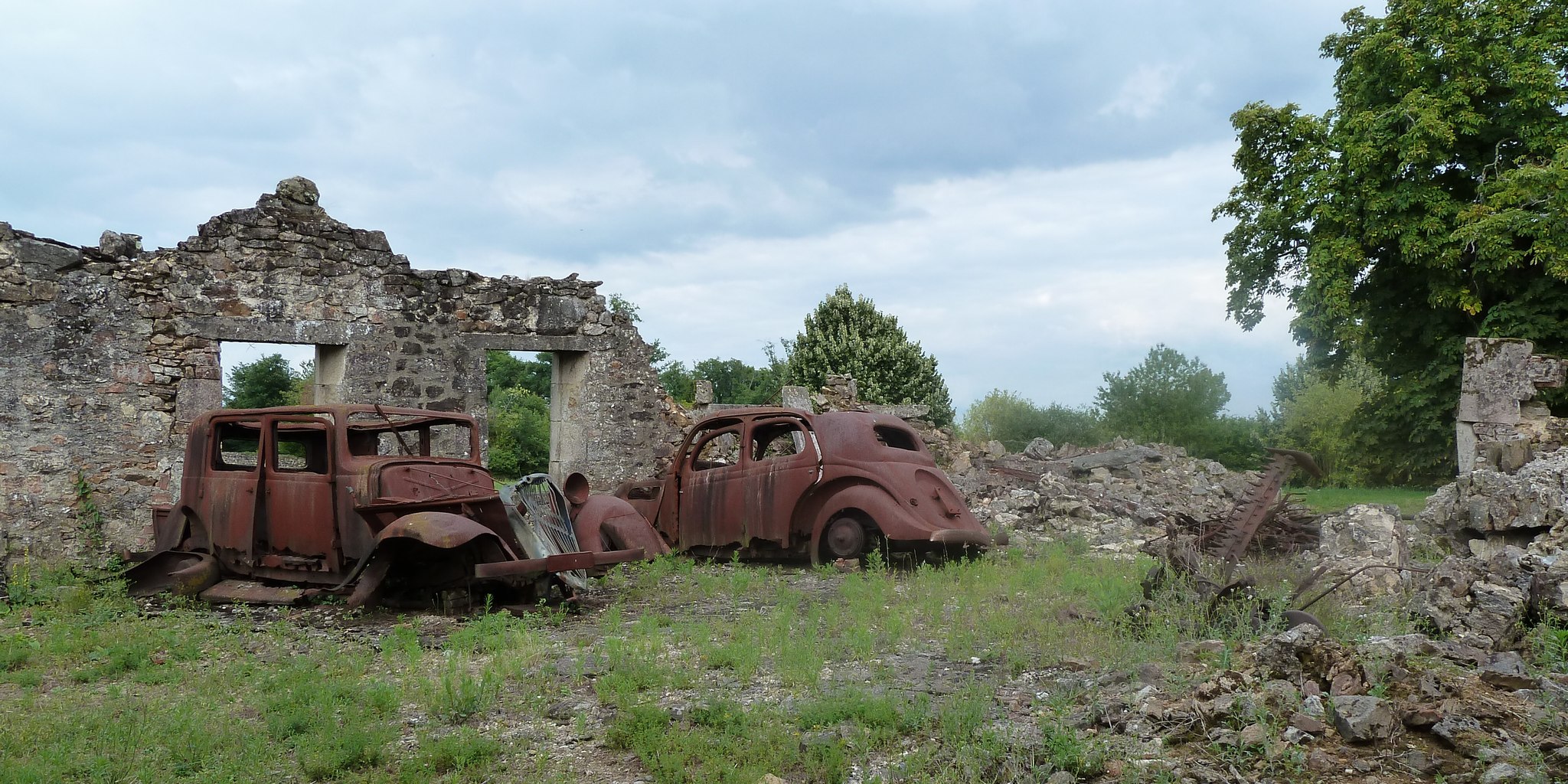 Oradour-sur-Glane werd aan het einde van de 2de wereldoorlog volledig uitgemoord door de Duitsers als wraak. Dit dorp wordt nu in die toestand gehouden als herinnering aan deze verschikking. (Foto: Jozef Van Giel)