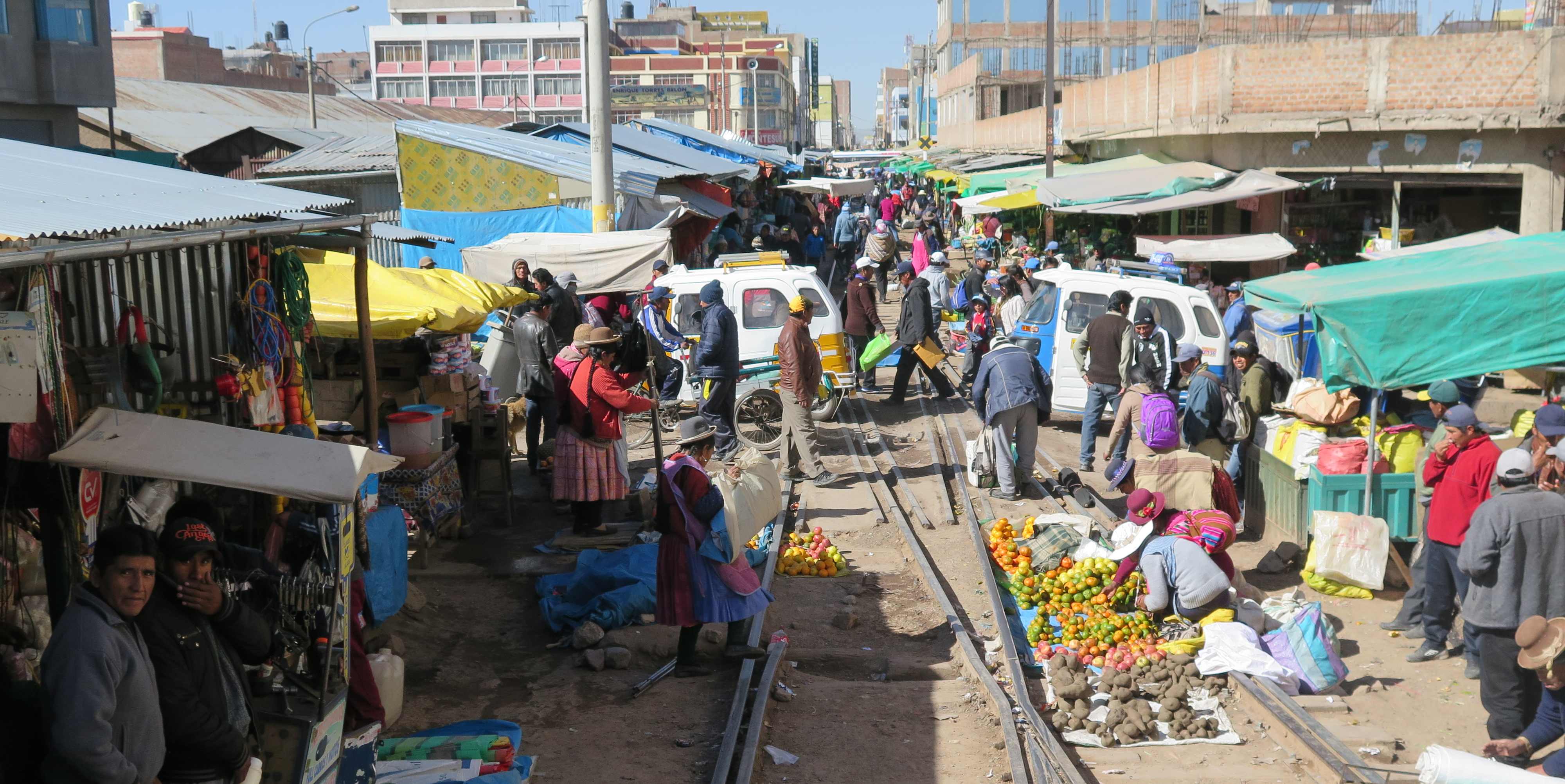 Markt op de treinsporen in Peru gemaakt vanuit de trein tussen Puno en Cusco (Foto: Jozef Van Giel)