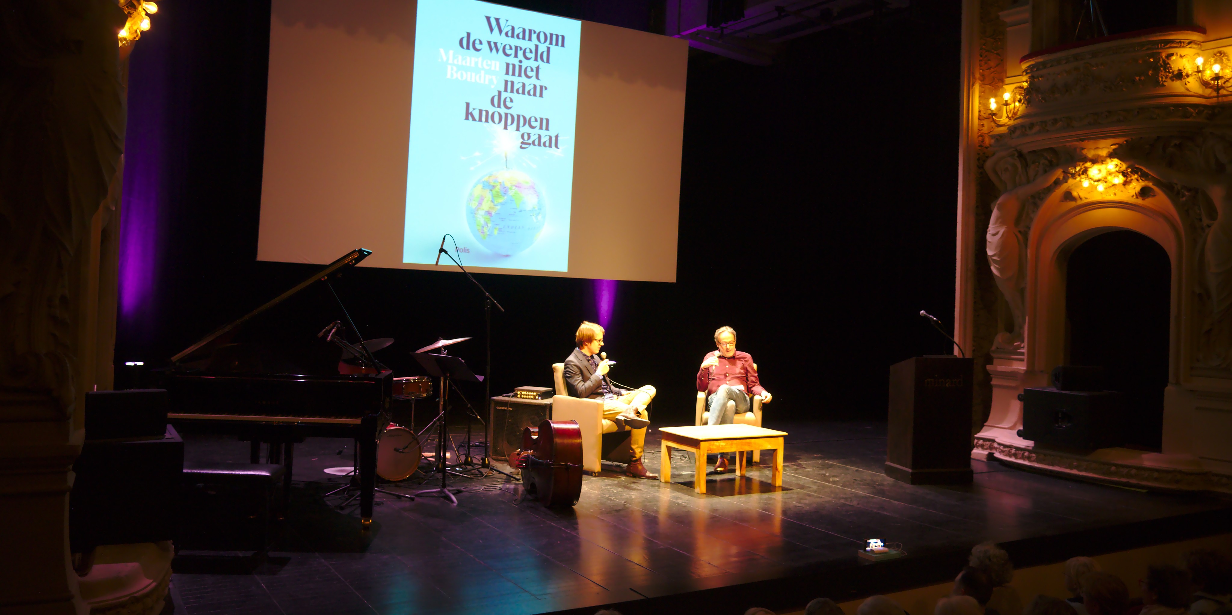 Maarten Boudry wordt geïnterviewd door Marnix Verplancke in de Minrard bij zijn boekvoorstelling "Waarom de wereld niet naar de knoppen gaat" (Foto: Jozef Van Giel)