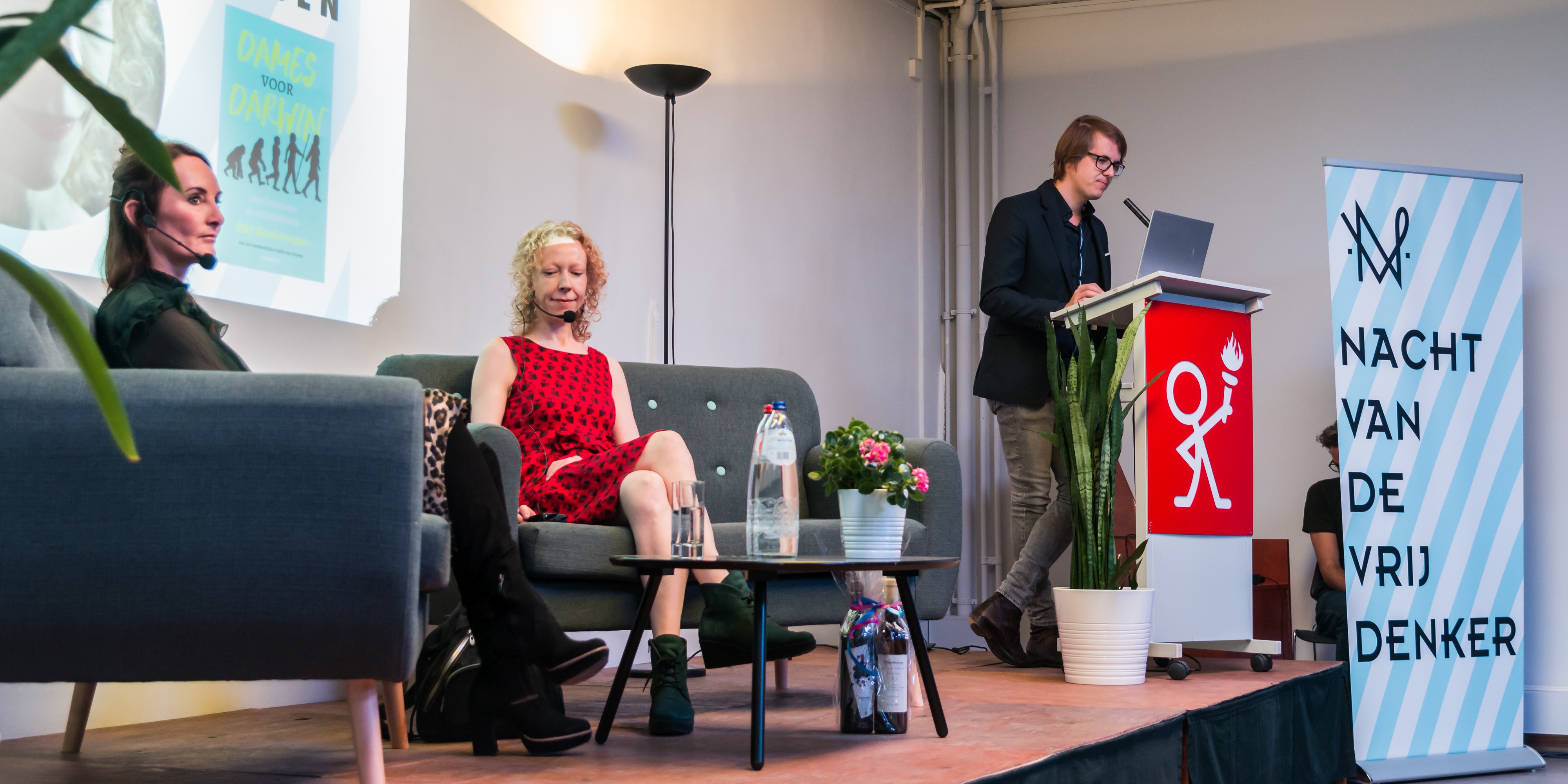 Maarten Boudry leidt het boek Dames voor Darwin van Griet Vandermassen in in Het Geuzenhuis in Gent