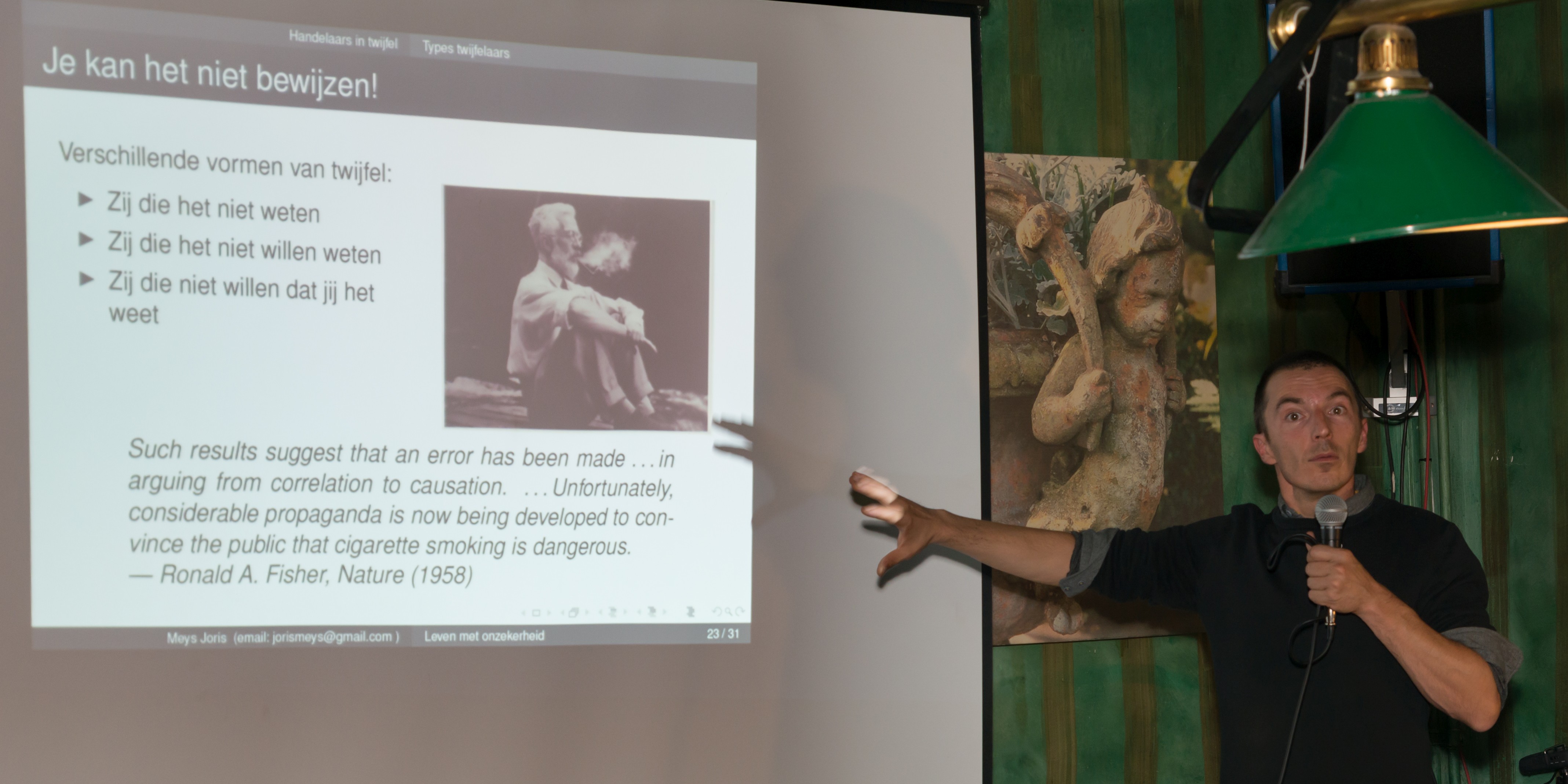 Joris Meys toont statisticus Ronald Fischer (Foto: Jozef Van Giel)