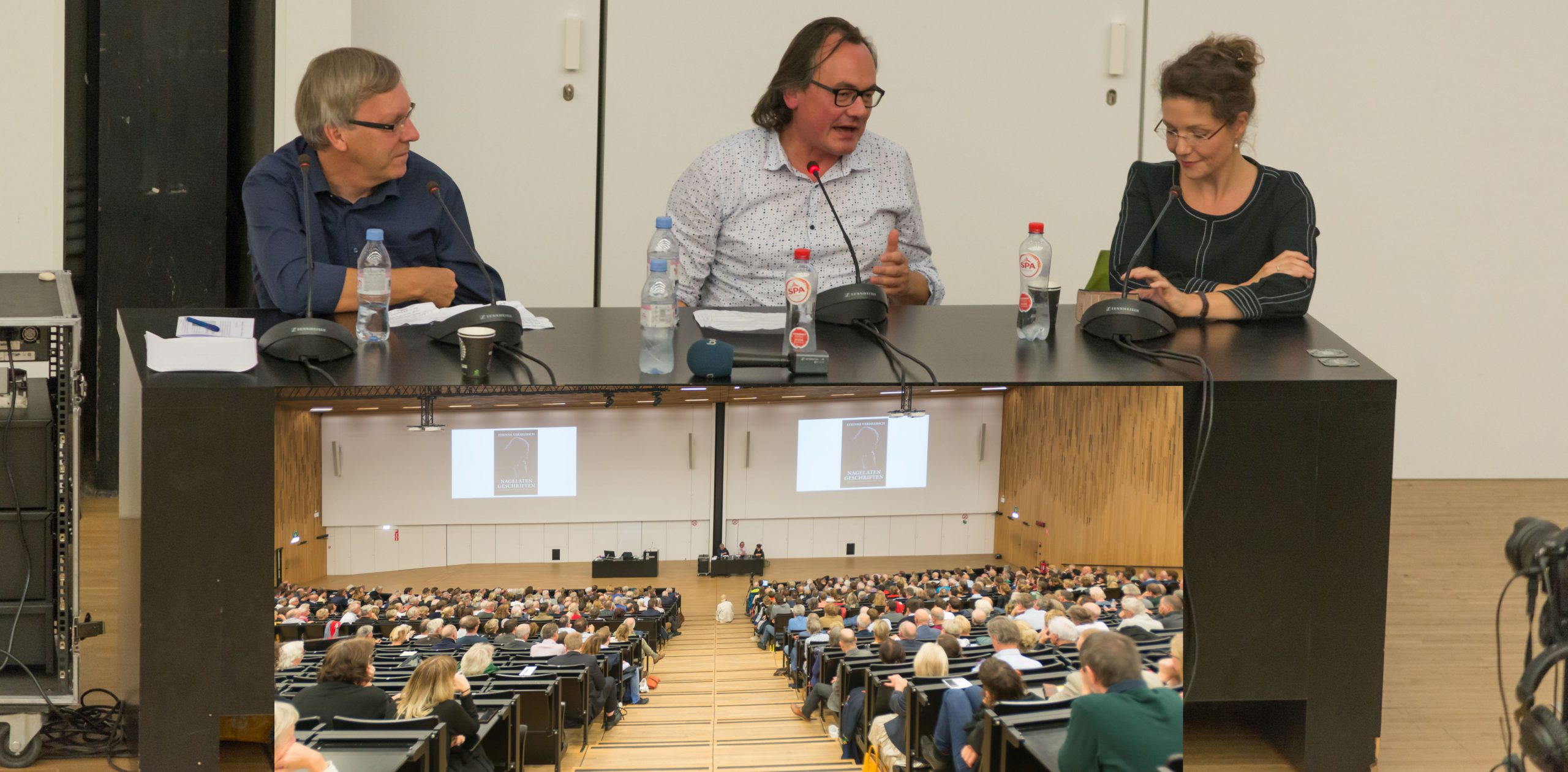 Tinneke Beeckman interviewd Dirk Verhofstadt en Johan Braeckman over "Nagelaten geschriften van Etienne Vermeersch" (Foto: Jozef Van Giel)