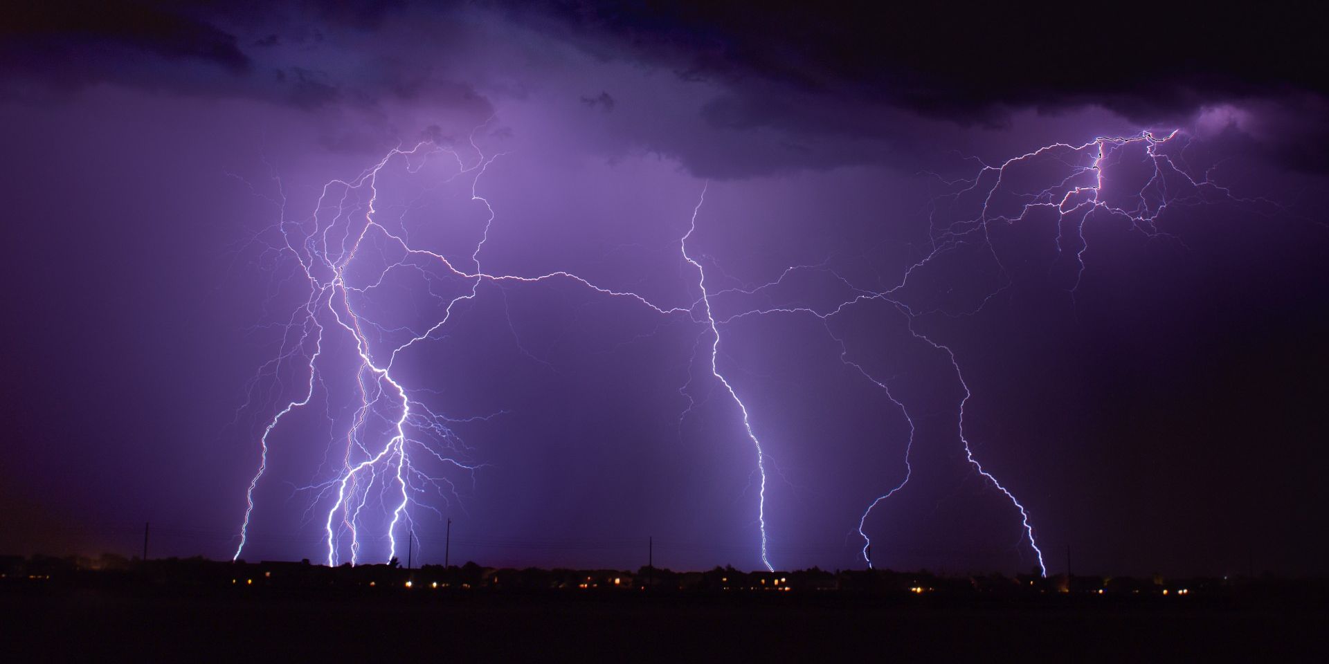 Bliksem is een voorbeeld van statische elektriciteit die vrij komt door ionisatie van de lucht.