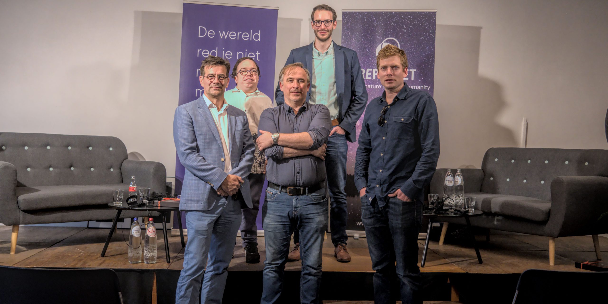 Jozef Van Giel, Thomas Rothier, Geert De Jaeger, Jan Deschoolmeester en Koen Meirlaan bij de boekvoorstelling van hun boek "De wereld red je niet met minder minder minder" (Foto; J. Van GIel)