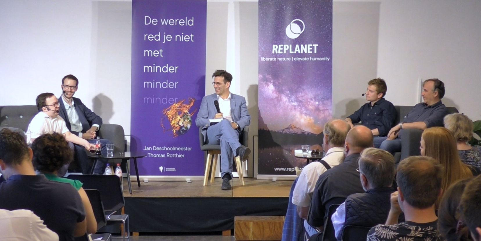 Thomas Rothier , Jan Deschoolmeester, Jozef Van Giel, Koen Meirlaan en Geert De Jaeger bij de boekvoorstelling van hun boek "De wereld red je niet met minder minder minder" (Foto; J. Van GIel)