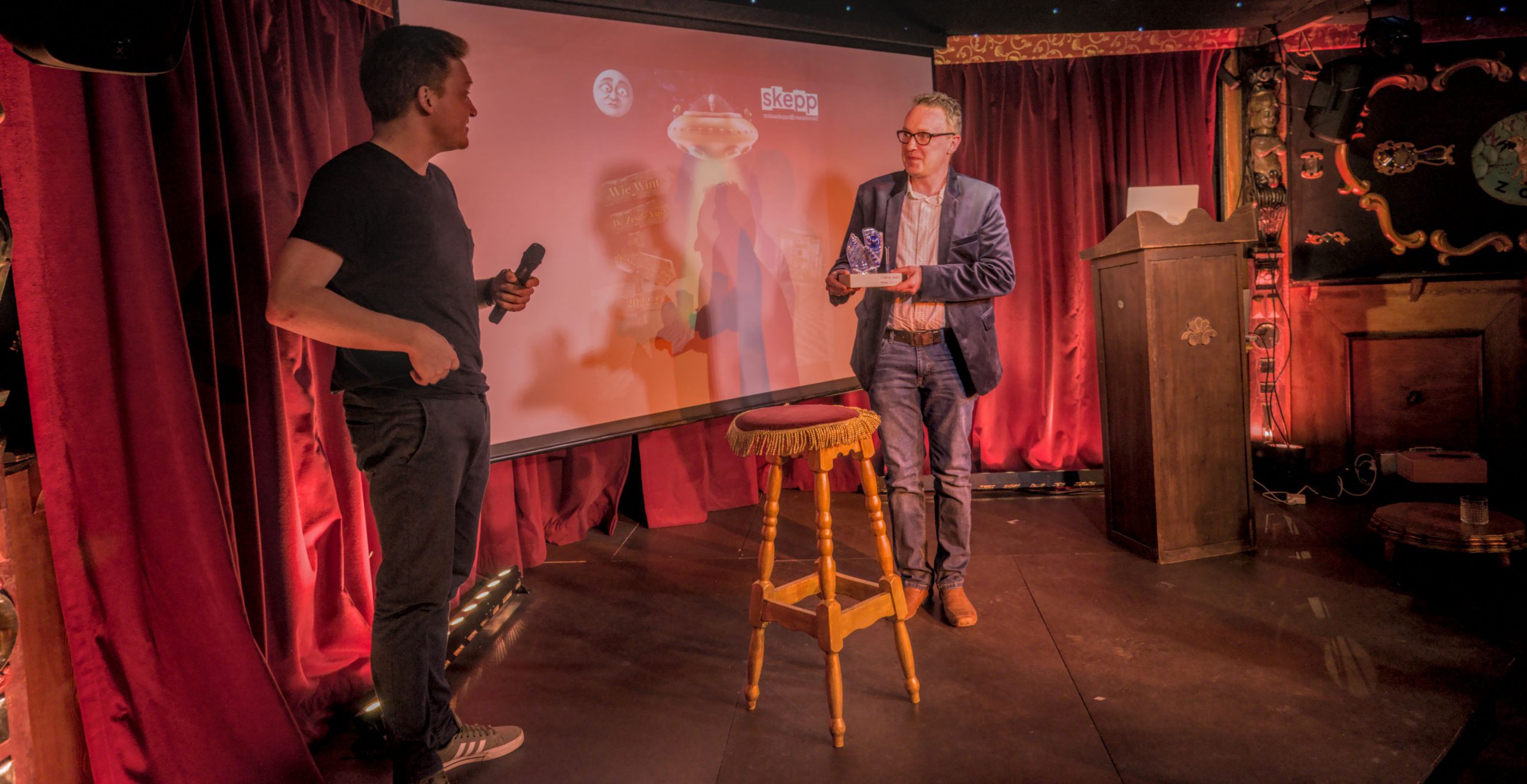 Frederik Delaere van het UFOmeldpunt ontvangt de Zesde Vijs 2022 van Wietse Wiels (Foto: Jozef Van Giel)