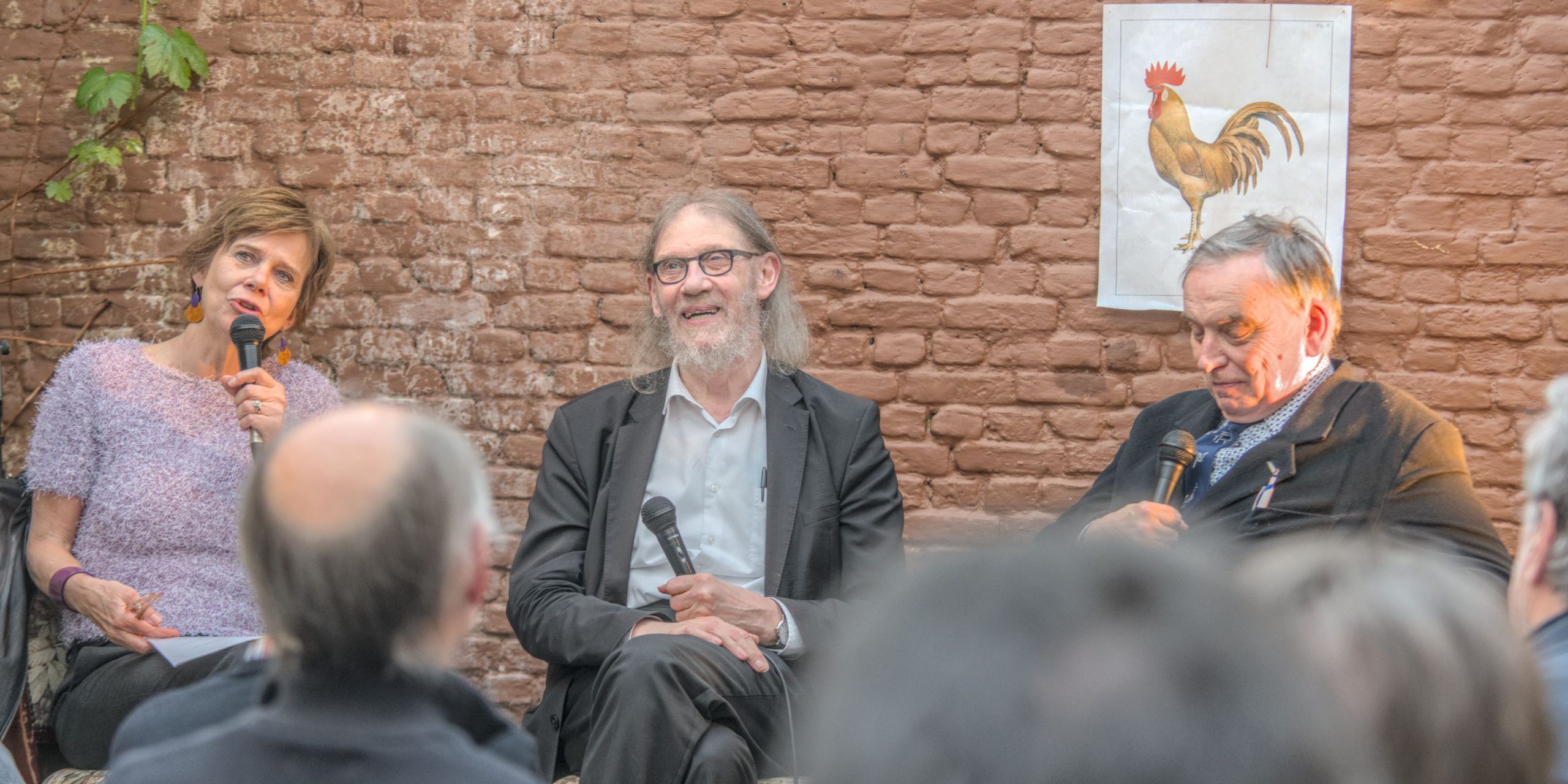 Jean-Paul Van Bendegem wordt ondervraagd door Marleen Finoulst en Tim Trachet over het raakvlak tussen wiskunde en filosofie. (foto: Jozef Van Giel)