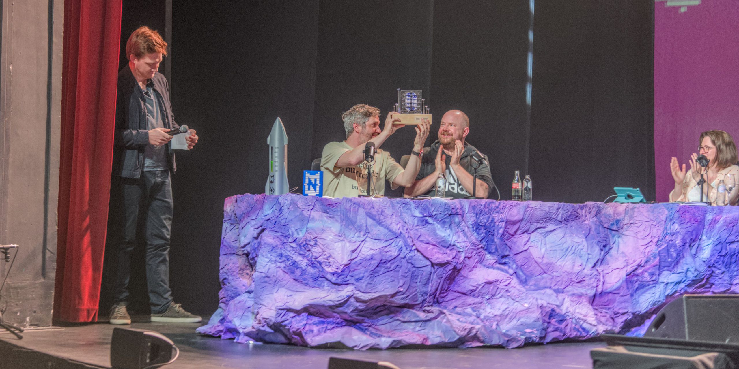 Skepp reikt de zesde vijs 2025 uit aan Nerdland (Foto: J. Van Giel)